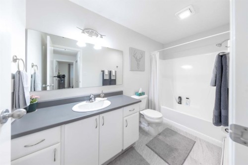 10-5538 49 Avenue, Lloydminster, SK - Indoor Photo Showing Bathroom