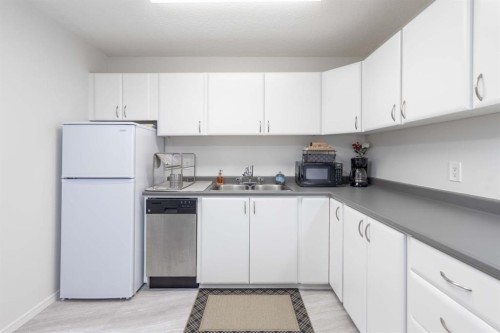 10-5538 49 Avenue, Lloydminster, SK - Indoor Photo Showing Kitchen With Double Sink