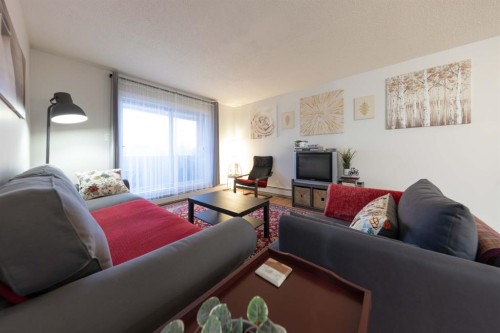 10-5538 49 Avenue, Lloydminster, SK - Indoor Photo Showing Living Room