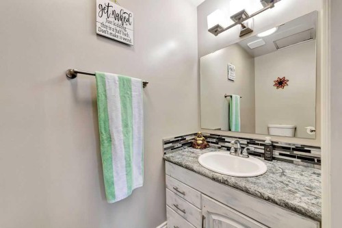 1206 1 Avenue, Wainwright, AB - Indoor Photo Showing Bathroom