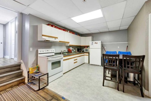 1206 1 Avenue, Wainwright, AB - Indoor Photo Showing Kitchen With Double Sink