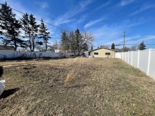 5438 49 Avenue, Lloydminster, SK - Outdoor