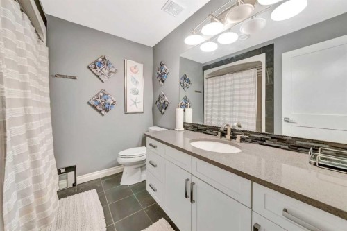 2010 56 Avenue, Lloydminster, AB - Indoor Photo Showing Bathroom