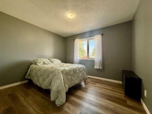 818 9 Avenue, Wainwright, AB - Indoor Photo Showing Bedroom