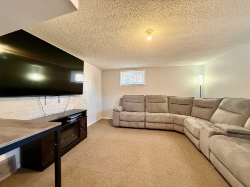 818 9 Avenue, Wainwright, AB - Indoor Photo Showing Living Room