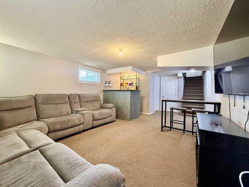 818 9 Avenue, Wainwright, AB - Indoor Photo Showing Living Room