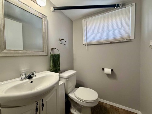 818 9 Avenue, Wainwright, AB - Indoor Photo Showing Bathroom