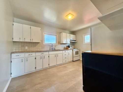 818 9 Avenue, Wainwright, AB - Indoor Photo Showing Kitchen
