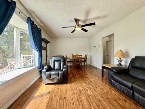 818 9 Avenue, Wainwright, AB - Indoor Photo Showing Living Room