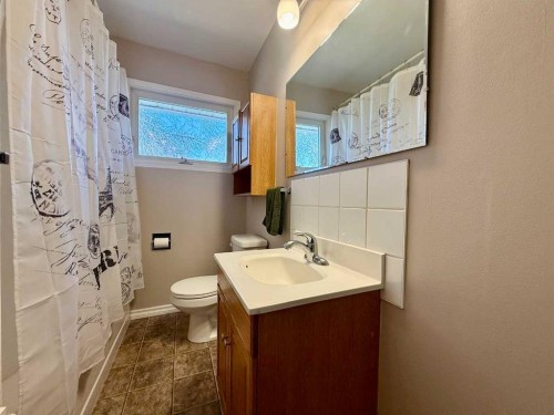 818 9 Avenue, Wainwright, AB - Indoor Photo Showing Bathroom