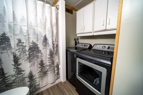 509 2 Avenue Crescent, Wainwright, AB - Indoor Photo Showing Bathroom