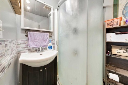 117 2 Street West, Lashburn, SK - Indoor Photo Showing Bathroom