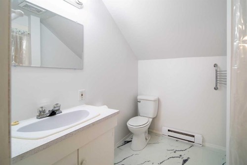 737 9 Avenue, Wainwright, AB - Indoor Photo Showing Bathroom