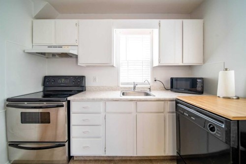 737 9 Avenue, Wainwright, AB - Indoor Photo Showing Kitchen