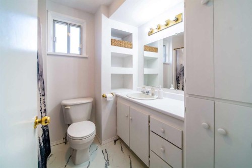 737 9 Avenue, Wainwright, AB - Indoor Photo Showing Bathroom