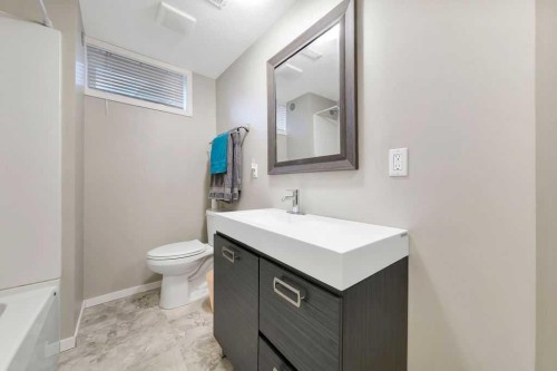 2901 51B Avenue, Lloydminster, AB - Indoor Photo Showing Bathroom