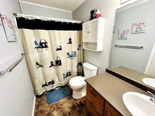 1105 19 Street, Wainwright, AB - Indoor Photo Showing Bathroom