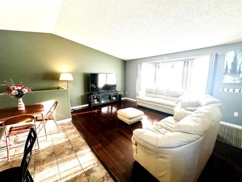 1105 19 Street, Wainwright, AB - Indoor Photo Showing Living Room