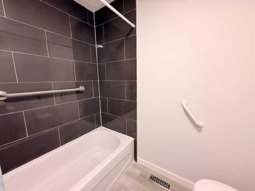 318 5 Avenue, Wainwright, AB - Indoor Photo Showing Bathroom