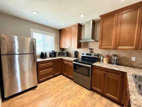 2820 12 Avenue, Wainwright, AB - Indoor Photo Showing Kitchen With Double Sink
