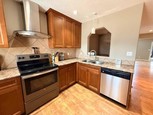 2820 12 Avenue, Wainwright, AB - Indoor Photo Showing Kitchen With Double Sink