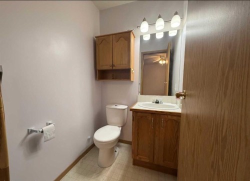 702 10 Avenue, Wainwright, AB - Indoor Photo Showing Bathroom