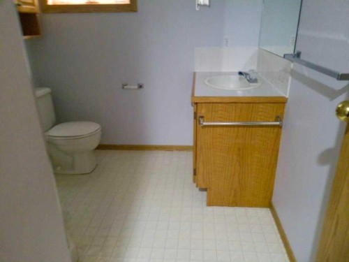 702 10 Avenue, Wainwright, AB - Indoor Photo Showing Bathroom