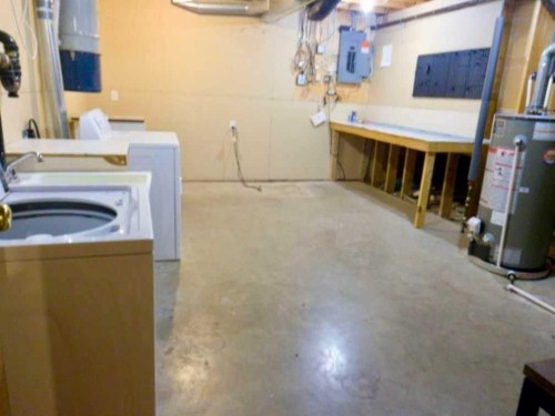 702 10 Avenue, Wainwright, AB - Indoor Photo Showing Other Room