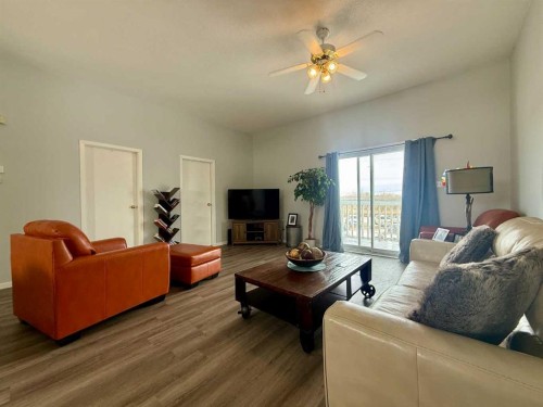 702 10 Avenue, Wainwright, AB - Indoor Photo Showing Living Room