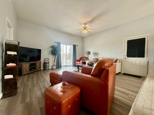 702 10 Avenue, Wainwright, AB - Indoor Photo Showing Living Room