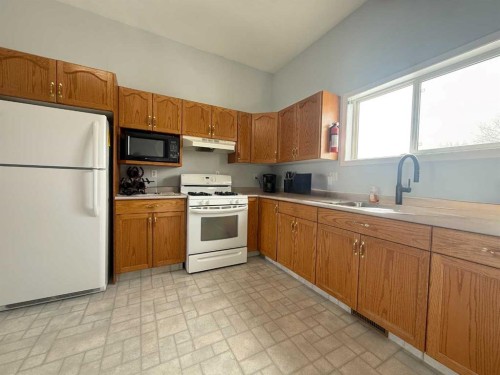 702 10 Avenue, Wainwright, AB - Indoor Photo Showing Kitchen