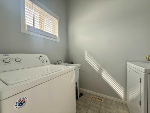 702 10 Avenue, Wainwright, AB - Indoor Photo Showing Laundry Room