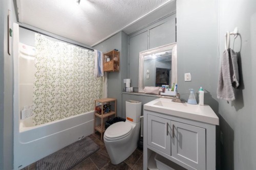 5620 49 Avenue, Lloydminster, SK - Indoor Photo Showing Bathroom