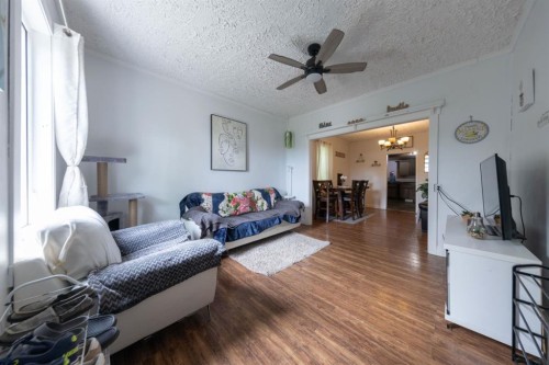 5620 49 Avenue, Lloydminster, SK - Indoor Photo Showing Living Room