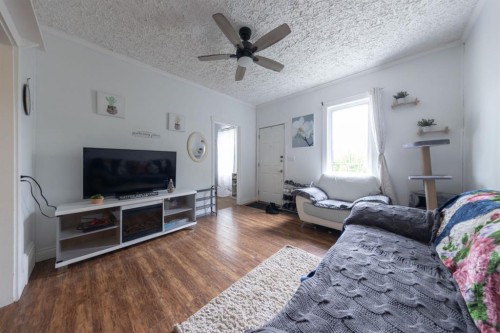5620 49 Avenue, Lloydminster, SK - Indoor Photo Showing Living Room