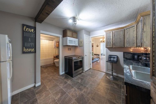 5620 49 Avenue, Lloydminster, SK - Indoor Photo Showing Kitchen With Double Sink