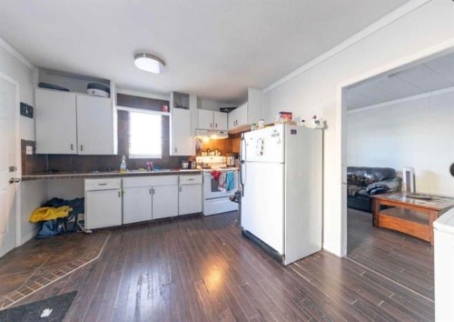5530 49 Street, Lloydminster, SK - Indoor Photo Showing Kitchen With Double Sink