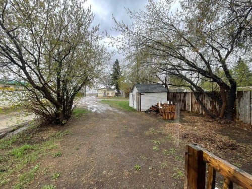 5009 54A Street, Lloydminster, AB - Outdoor