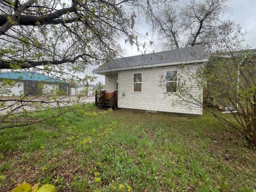 5009 54A Street, Lloydminster, AB - Outdoor
