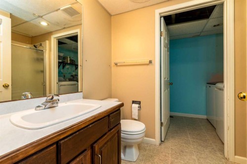 2706 57B Avenue, Lloydminster, AB - Indoor Photo Showing Bathroom
