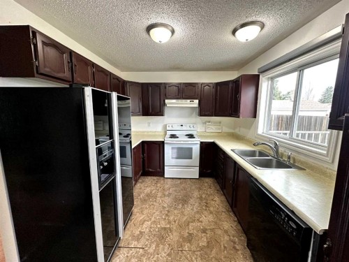 1634 5A Street, Wainwright, AB - Indoor Photo Showing Kitchen With Double Sink