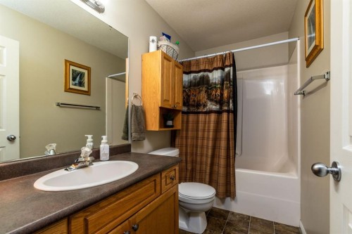 2305 51 Avenue, Lloydminster, AB - Indoor Photo Showing Bathroom