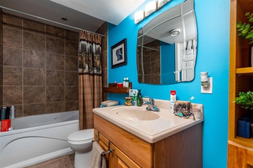 2305 51 Avenue, Lloydminster, AB - Indoor Photo Showing Bathroom