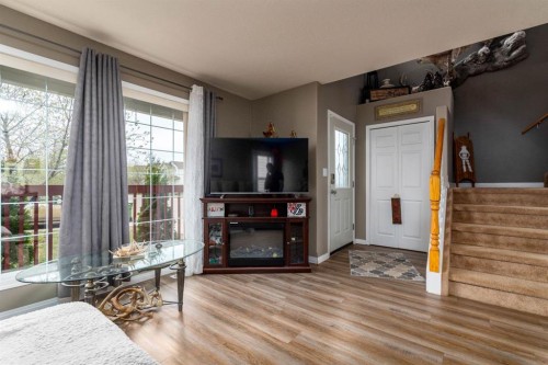 2305 51 Avenue, Lloydminster, AB - Indoor Photo Showing Living Room