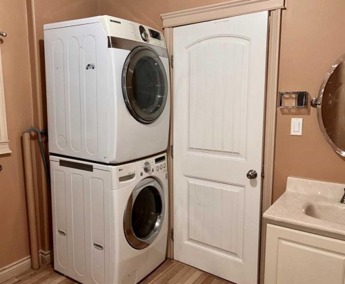 4923 52 Street, Innisfree, AB - Indoor Photo Showing Laundry Room