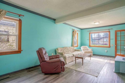 4716 52 Avenue, Vermilion, AB - Indoor Photo Showing Living Room
