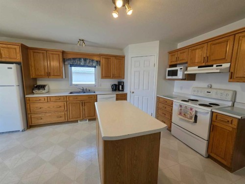 3404 61 Avenue, Lloydminster, AB - Indoor Photo Showing Kitchen With Double Sink