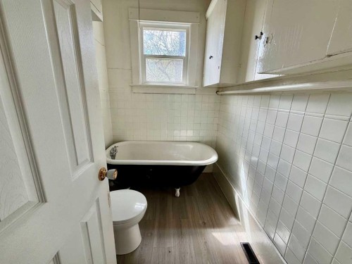 5127 47 Street, Provost, AB - Indoor Photo Showing Bathroom