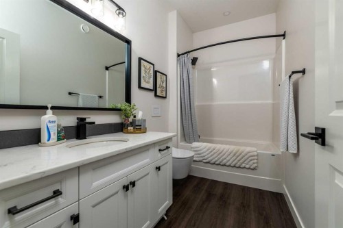7302 37 Street Close, Lloydminster, AB - Indoor Photo Showing Bathroom