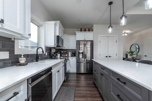 7302 37 Street Close, Lloydminster, AB - Indoor Photo Showing Kitchen With Upgraded Kitchen